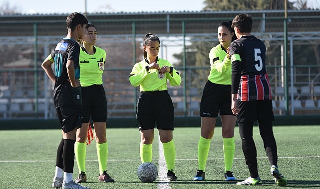 Kadın hakemlerin gözü Süper Lig&#039;de