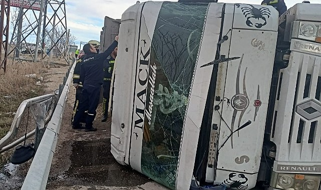 Karaman&#039;da tır devrildi:1 kişi yaralandı