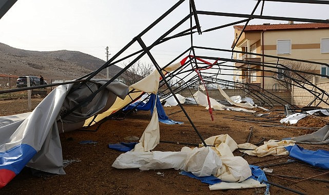 Şiddetli rüzgar hayatı olumsuz etkiledi
