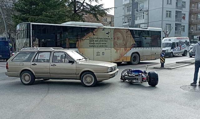 Motosiklet ile otomobil çarpıştı 1 kişi yaralandı