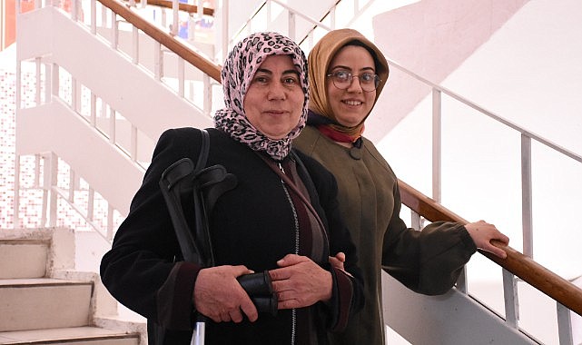 Sırtında taşıdığı kızı öğretmen oldu