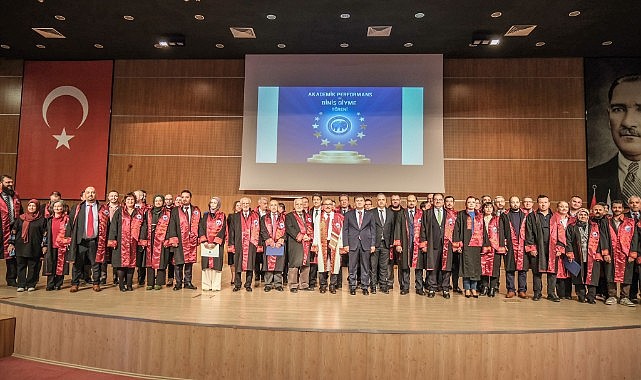 Akademisyenler taçlandırıldı