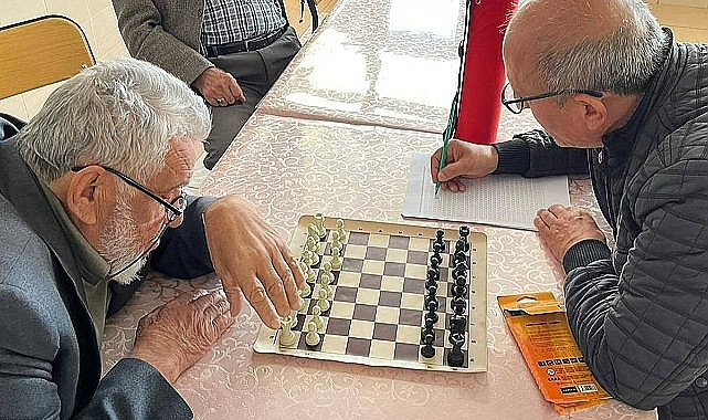 Huzurevi sakinleri eğlenceli vakit geçirdi