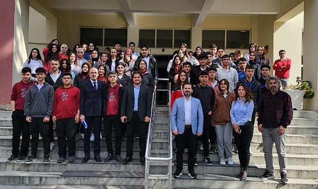 Mezun olduğu okulda öğrencilerle buluştu