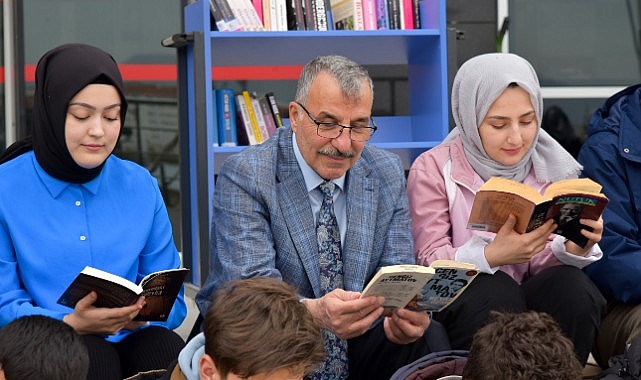 Rektör Gavgalı öğrencilerle kitap okudu
