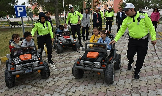 Minik öğrenciler trafik kurallarını öğrendi