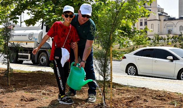 Eczacılar fidan dikti