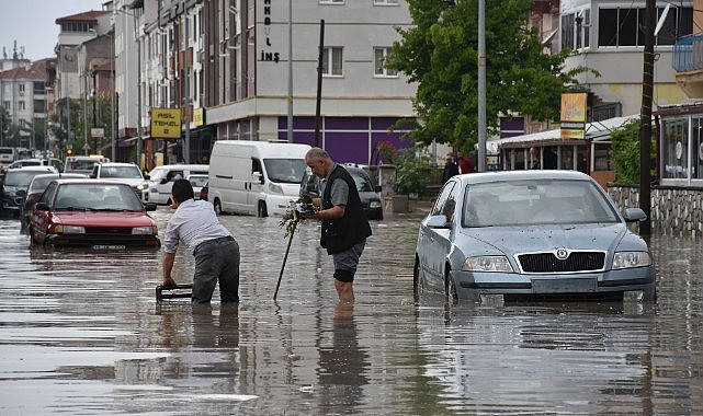 Karaman&#039;da sağanak hayatı olumsuz etkiledi