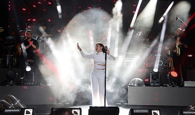 Merve Özbey Karamanlıları coşturdu