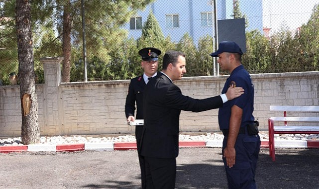 Terfi eden personele yeni rütbeleri törenle takıldı