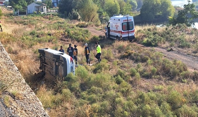 Bahşılı&#039;da şarampole devrilen otomobilin sürücü yaralandı