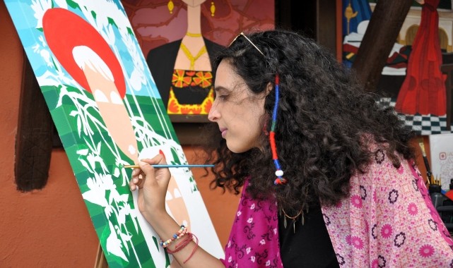 Eskişehir&#039;de sokaktaki atölyede sanatçılar ziyaretçilerle resim yapıyor