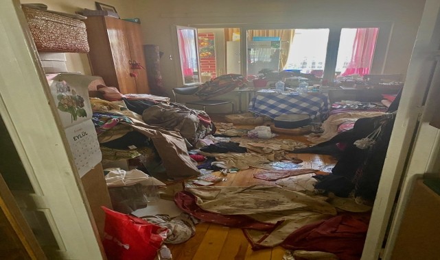 Eskişehir&#039;deki bir evde biriktirilen çöp temizlendi