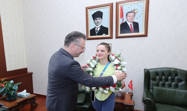 Eskişehir Valisi Aksoy, milli para yüzücü Sümeyye Boyacı&#039;yı kabul etti