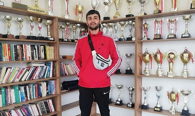 Genç yaşta sevenlerini yasa boğdu