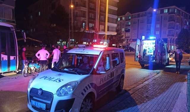 Kahramankazan&#039;da park halindeki halk otobüsüne çarpan motosikletteki 2 kişi yaralandı