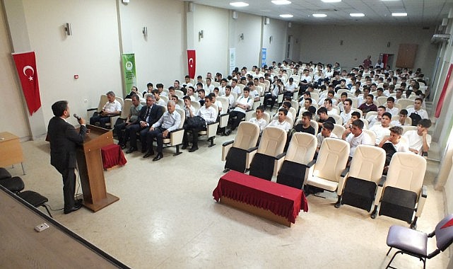 Karaman&#039;da gençlerle buluştu