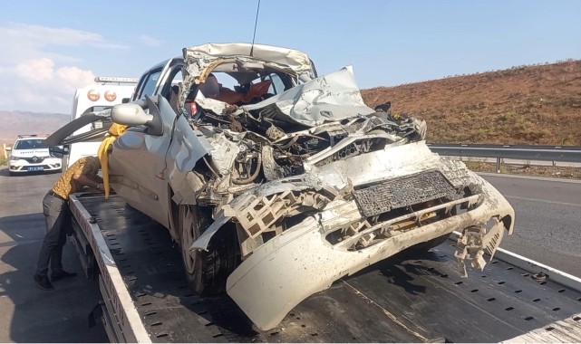 Kırıkkale&#039;de tıra çarpan otomobildeki 2&#039;si çocuk 4 kişi yaralandı