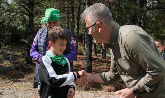 Rüzgardan ipi kopan Türk Bayrağını düzeltmeye çalışan gence teşekkür