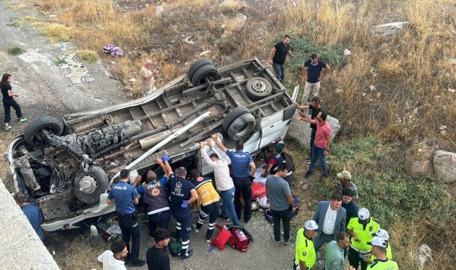 Sivas&#039;ta devrilen minibüsteki 14 tarım işçisi yaralandı