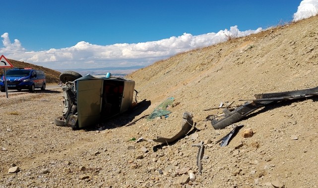 Sivas&#039;ta devrilen otomobildeki 2 kişi yaralandı