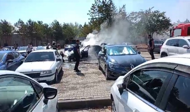 Sivas&#039;ta park halindeki otomobil yandı