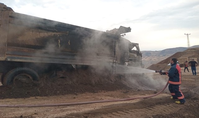 Sivas'ta seyir halindeki kamyon yandı