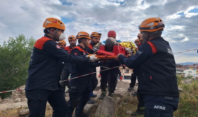 Sivas&#039;ta tamir etmek için çıktığı çatıda kalp krizi geçiren işçi tedavi altına alındı