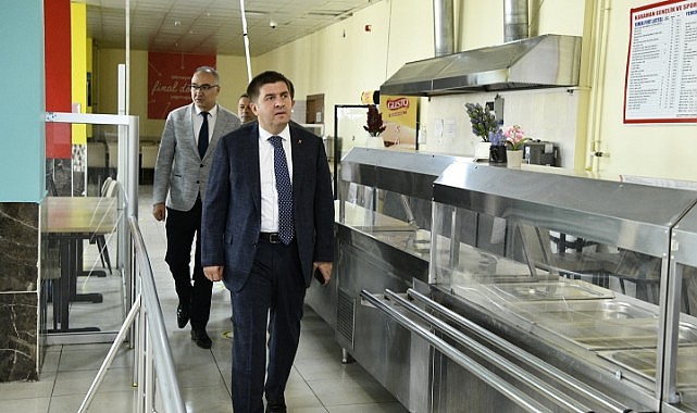 Vali Sarıibrahim öğrencilerin arkasında