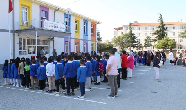 Yunak'ta ilk ders zili çaldı