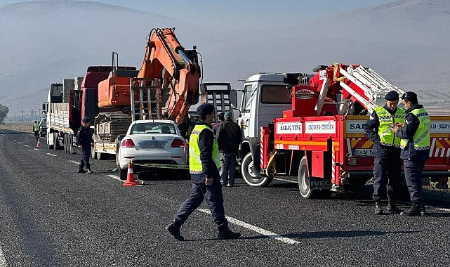 Afyonkarahisar&#039;da 6 araç birbirine girdi: 1 ölü, 15 yaralı