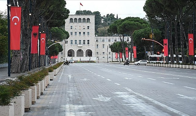 Arnavutluk sokakları Türk bayraklarıyla donatıldı