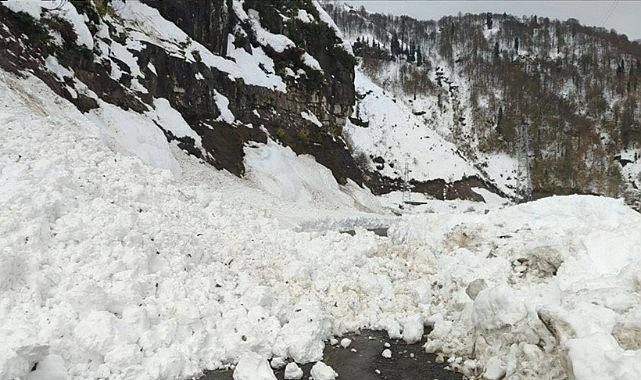 Artvin&#039;de çığ nedeniyle 6 köy yolu ulaşıma kapandı
