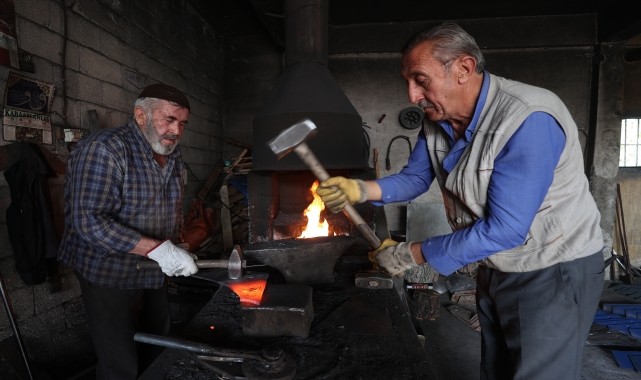 Ata mesleğini sürdüren kardeşler 60 yıldır demire şekil veriyor