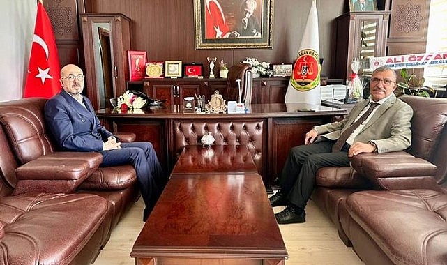 Başkan Yılmaz tebrikleri kabul ediyor