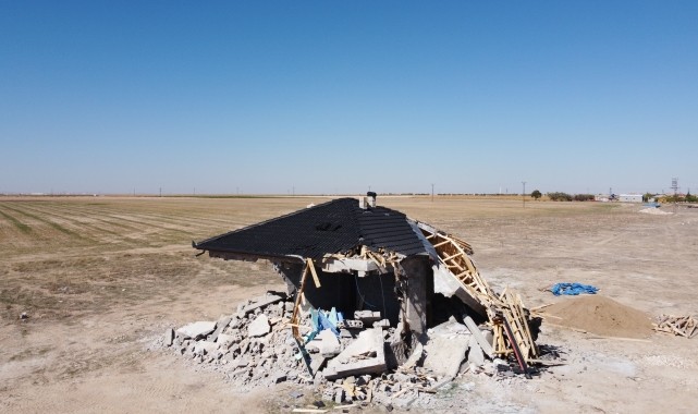 Eskil'de kaçak yapılar yıkıldı