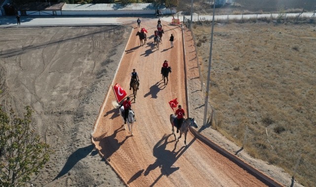 Eskişehir&#039;de bir grup Cumhuriyet Bayramı&#039;nı at üstünde Türk bayraklarıyla tur atarak kutladı