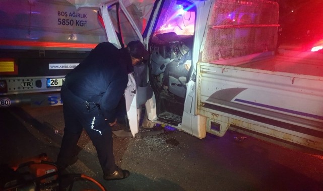 Eskişehir'de park halindeki tıra çarpan kamyonetin sürücüsü yaralandı