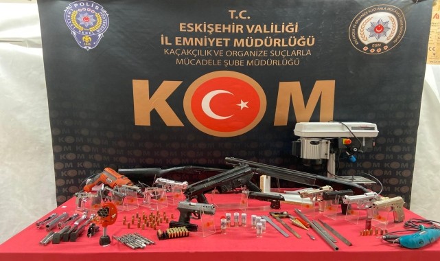 Eskişehir'de silah kaçakçılığı operasyonunda yakalanan 2 şüpheli tutuklandı