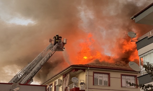 Karaman&#039;da bir binanın çatısında çıkan yangın söndürüldü