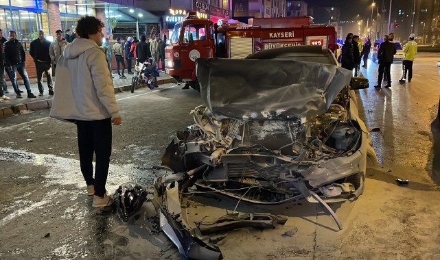 Kayseri&#039;de 3 araca çarpan otomobil yandı, kazada 4 kişi yaralandı