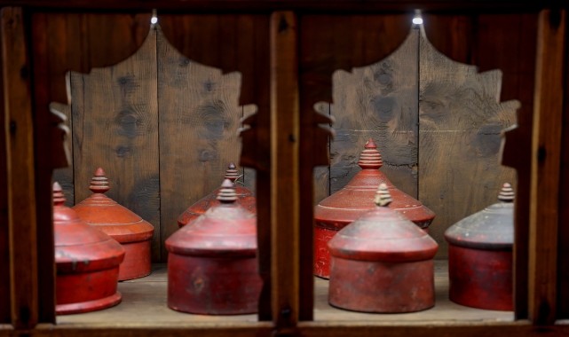 Mesnevi&#039;de adı geçen 12 esans, obruk manzaralı otelin koku müzesinde sergileniyor