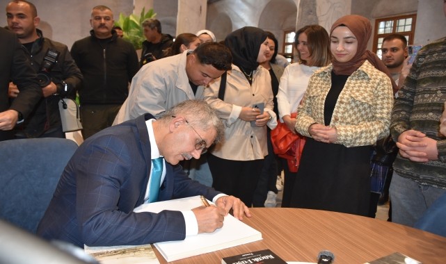 Niğde Valisi Çelik okuyucu-yazar etkinliğinde öğrencilerle buluştu