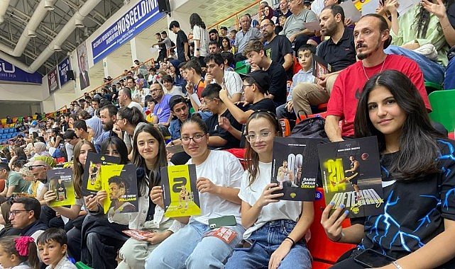 Onlar da tribünde yerini aldı