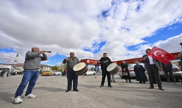 Şehit yakınları, FETÖ elebaşı Gülen&#039;in ölüm haberini davul ve zurna eşliğinde kutladı