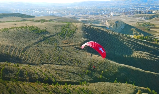 Sivas&#039;ta yamaç paraşütçüleri gösteri uçuşu gerçekleştirdi