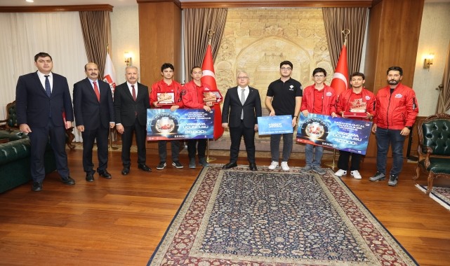 TEKNOFEST&#039;te dereceye giren öğrencilerden Vali Şimşek&#039;e ziyaret