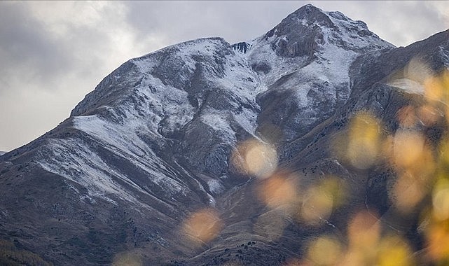 Tunceli&#039;de 3 bin rakımlı zirvelere kar yağdı