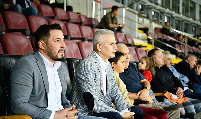 Vali baba tezahüratlarıyla karşılandı