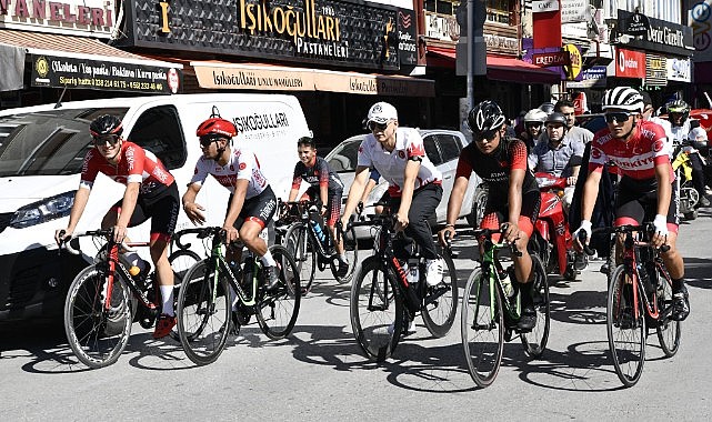 Vali Çiçekli gençleri onore etti